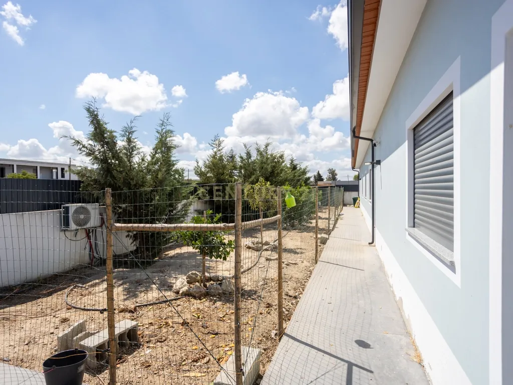 Luxuosa Moradia Nova em Benavente, Santarém - Image 17