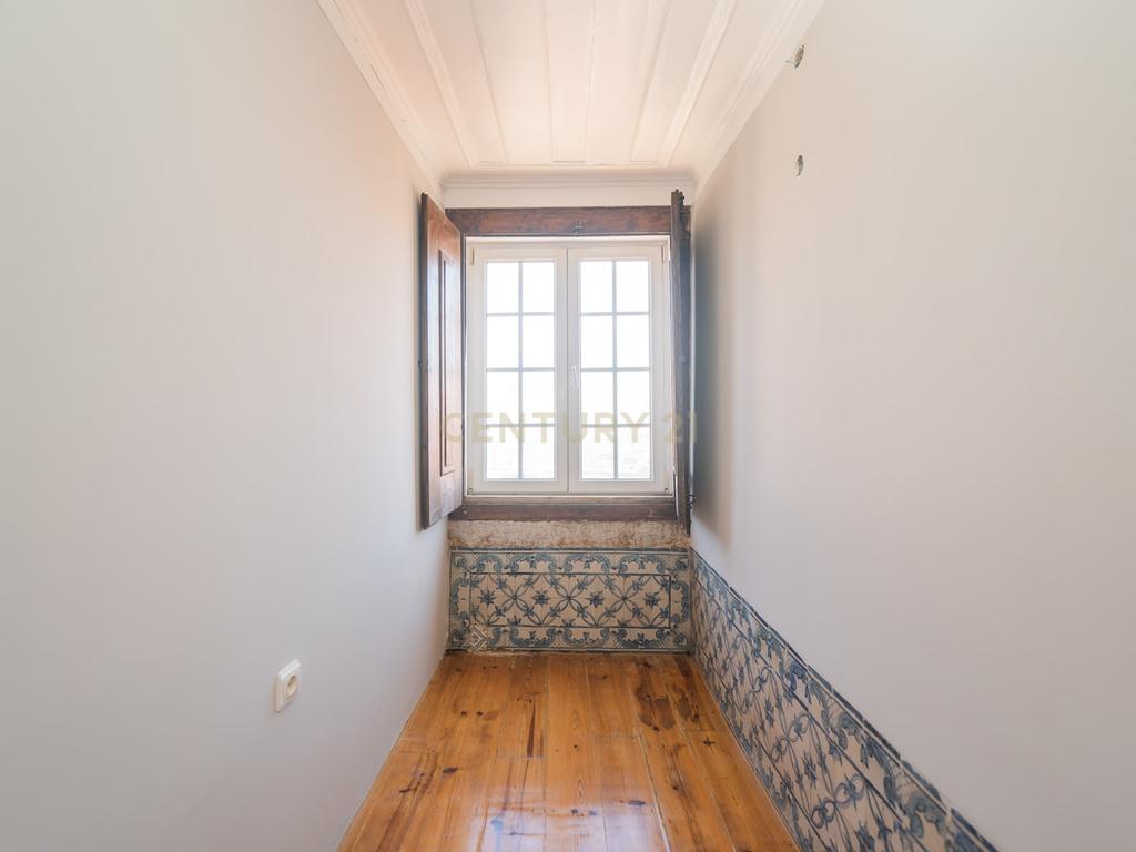 Excelente Apartamento T2 | Janelas Verdes - Image 5