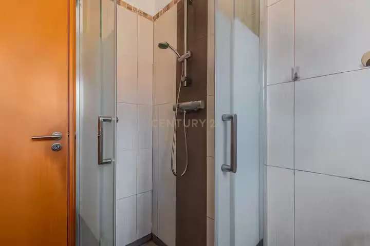 Apartamento T2 remodelado e mobilado no centro de Almada - Image 7