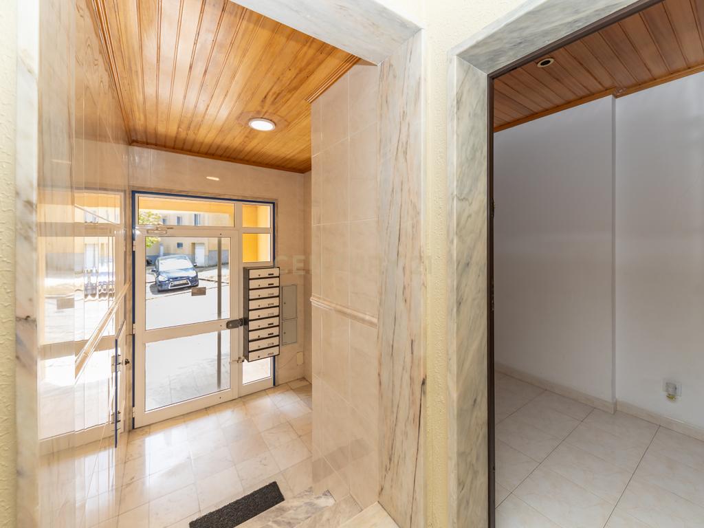 T2 Vila Nova de Caparica (Casalinho da Rosa) com 2 wcs e arrecadação  - Image 26