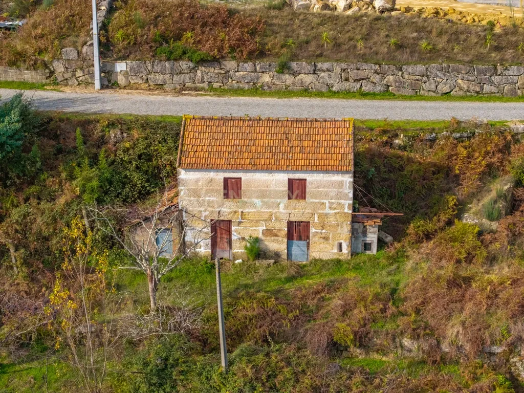 Casinha rústica para Recuperação e terreno em Fandinhães, Marco de Canaveses, com vista Rio Douro - Image 1