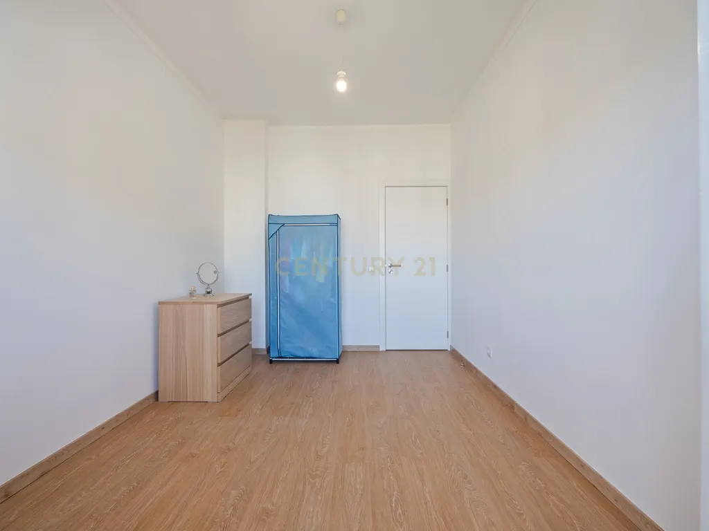 Apartamento T2 renovado em Portimão com varanda, 2 casas de banho e marquise espaçosa - Image 16