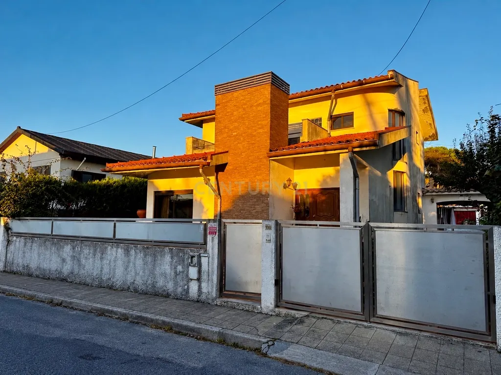 Moradia T4 de quatro frentes com piscina e vista mar | Mindelo - Image 2