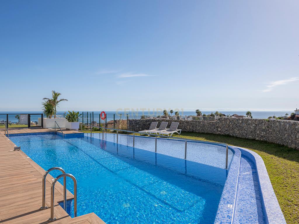 Moradia geminada nova para venda (2024) – Onde o mar, a luz e a tranquilidade se tornam o seu estilo de vida No coração da Costa del Sol, onde o azul do mar se funde com o céu e a brisa marítima o acaricia todas as manhãs, encontrará quatro espetaculares moradias geminadas novas, construídas em 2024, concebidas para aqueles que sonham em viver num ambiente privilegiado. Cada casa foi projetada para cativá-lo desde o primeiro momento. As suas vistas deslumbrantes para o mar acompanham cada momento do dia, enchendo os espaços de luz, serenidade e beleza natural. Aqui, cada nascer do sol torna-se um espetáculo e cada pôr do sol um momento para recordar. As casas têm três quartos espaçosos e três casas de banho, com espaços luminosos e cuidadosamente projetados para oferecer conforto, privacidade e bem-estar. Tudo é novo, com um estilo moderno que combina elegância, funcionalidade e harmonia com o ambiente mediterrâneo. Para aqueles que procuram algo ainda mais exclusivo, existe a opção de combinar duas propriedades, criando uma casa verdadeiramente única com até 6 quartos, ideal para famílias numerosas, receber convidados ou para aqueles que desejam espaço sem sacrificar o conforto. Venda de casa geminada nova construída em (2024) – Onde o mar, a luz e a tranquilidade se tornam o seu estilo de vida - Image 26