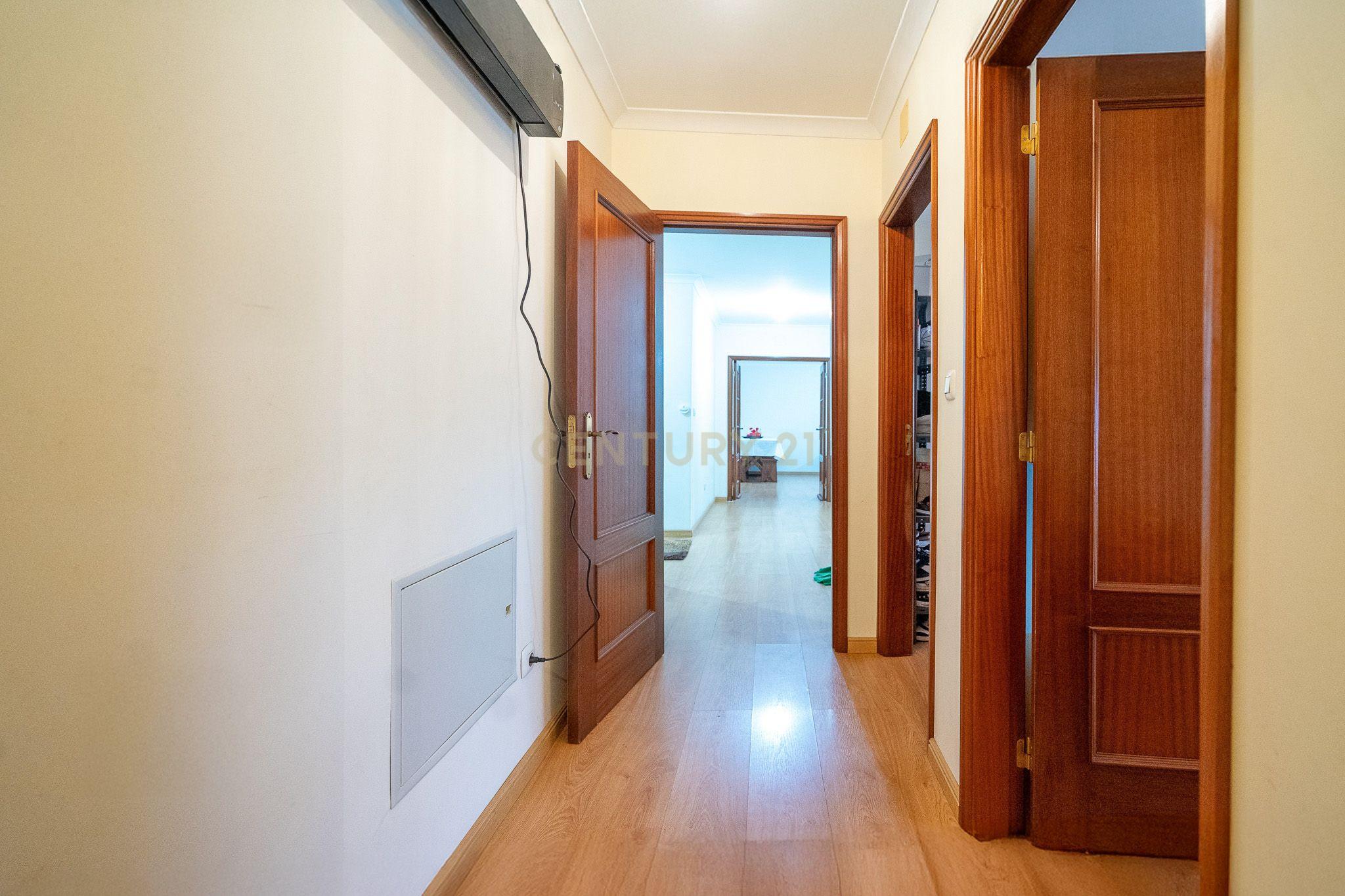 Ótimo Apartamento T3 com boas áreas, lugar de estacionamento, varandas, lareira fechada, cozinha semi equipada. - Image 20