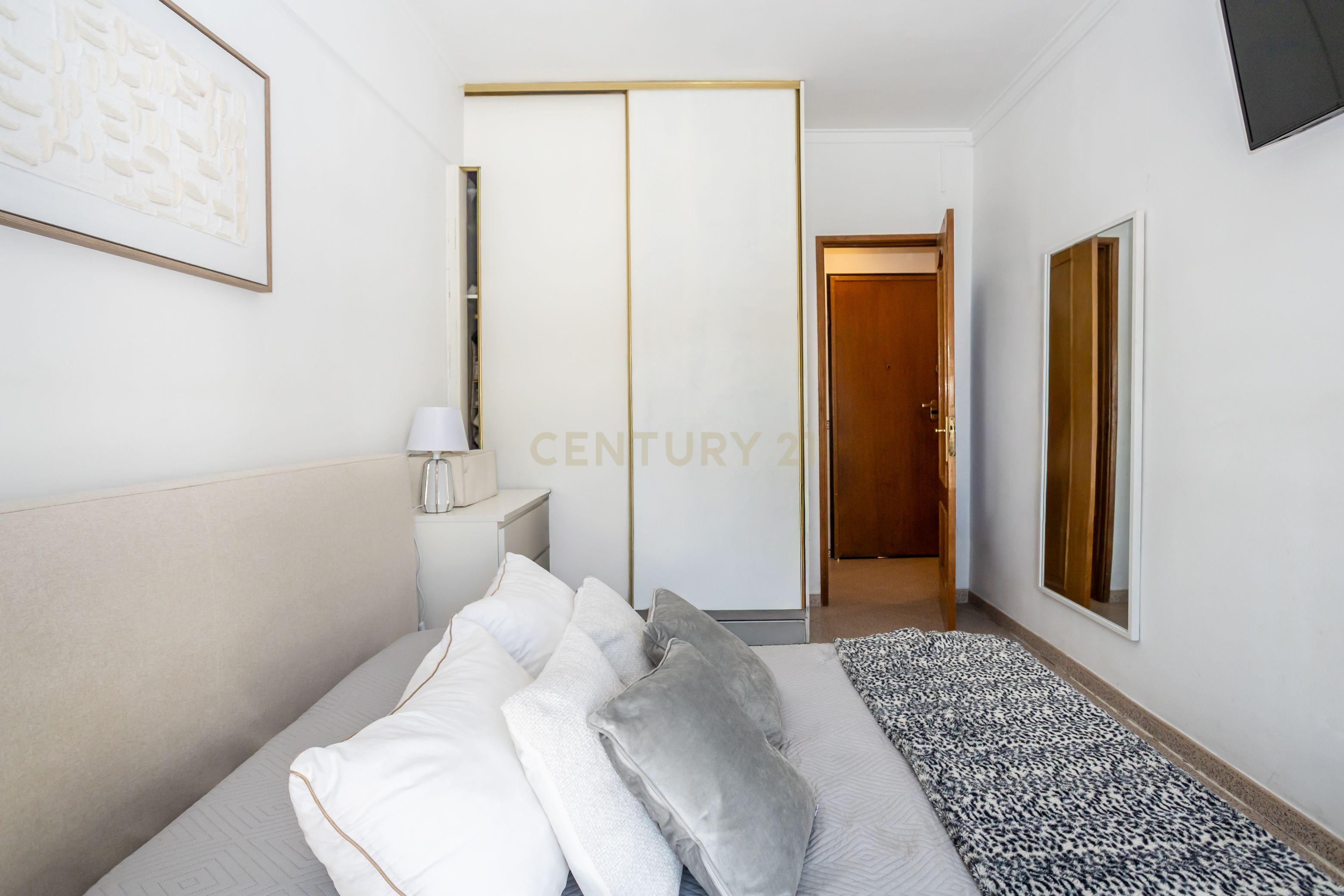 Fotografia 12 de Apartamento T2 com Varanda Cruz de Pau, Amora - Seixal - 0651-06250