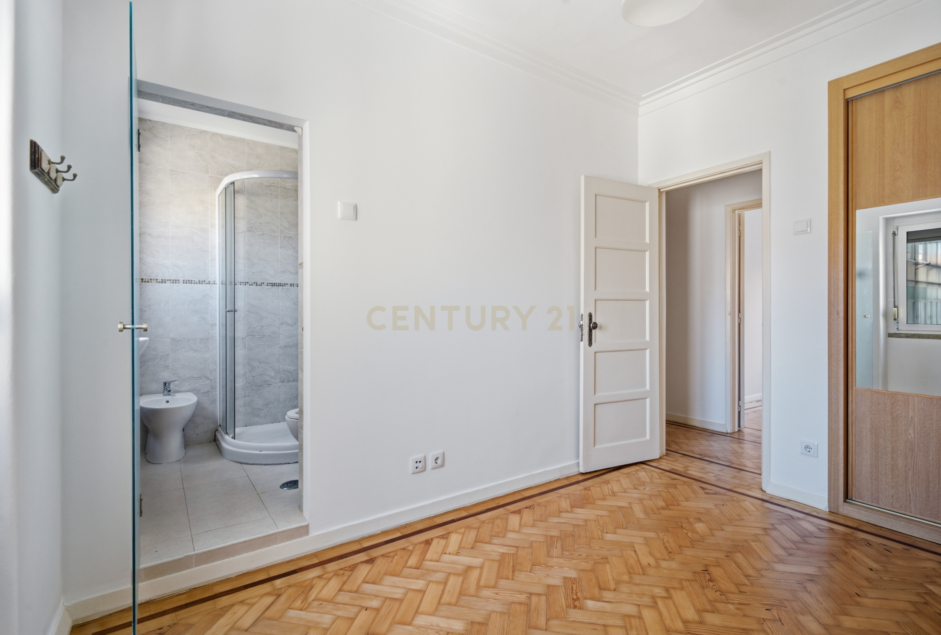 Fotografia 10 de Excelente T3 com Potencial T4 para Arrendamento na Avenida Óscar Monteiro Torres - Lisboa