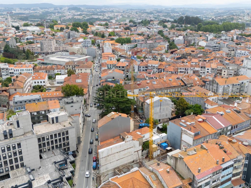 Prédio no centro do Porto com potencial construtivo. - Image 6