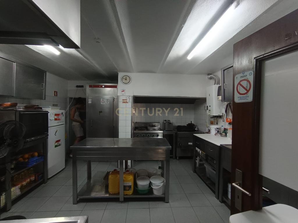 Prédio à Venda – Comércio e Habitação T4 no Centro de Santiago do Escoural - Image 31