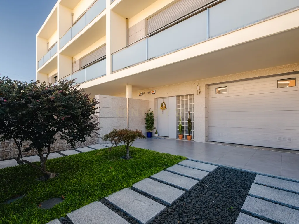 Moradia T4 com 255 m², Suíte Generosa, Jardim e Garagem para 3+ Viaturas | Astromil, Paredes - Image 60