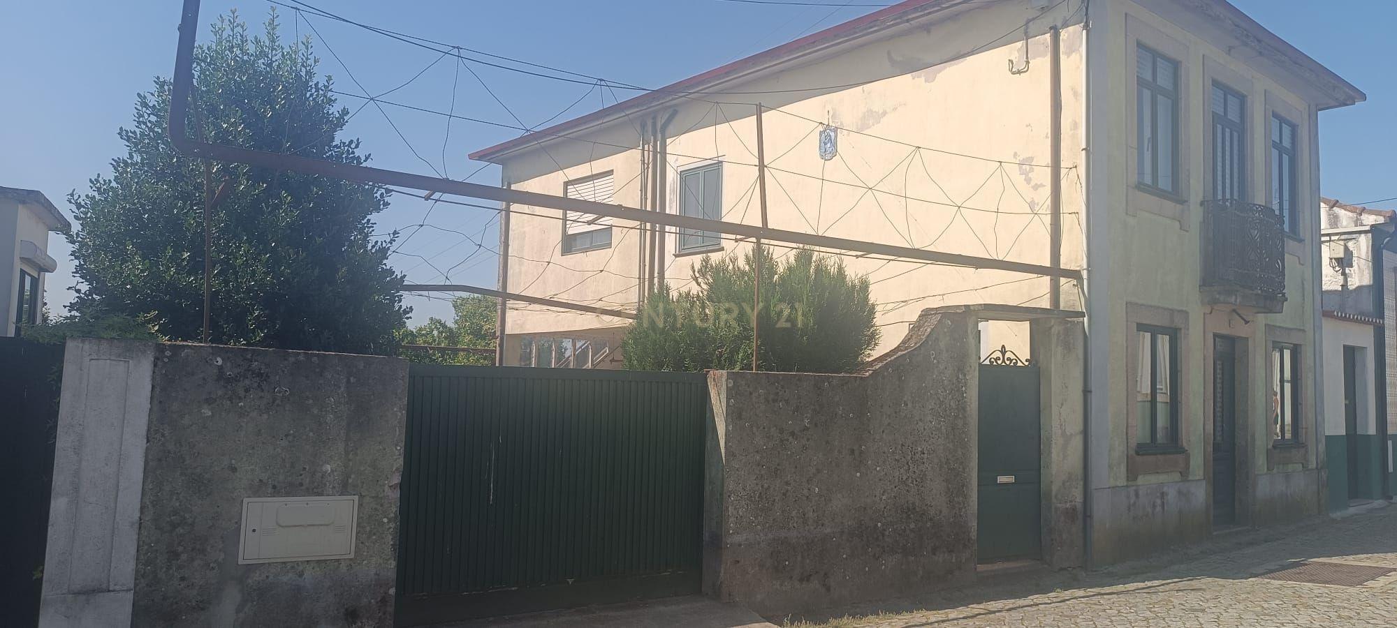 Moradia bifamiliar com cinco quartos, terreno e água para reconstrução no coração da Cidade da Maia, em Gueifaes - Image 6