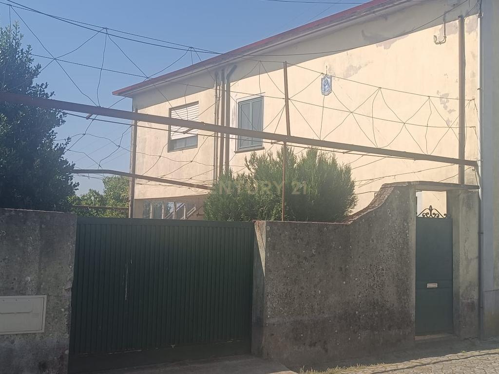 Moradia bifamiliar com cinco quartos, terreno e água para reconstrução no coração da Cidade da Maia, em Gueifaes - Image 6