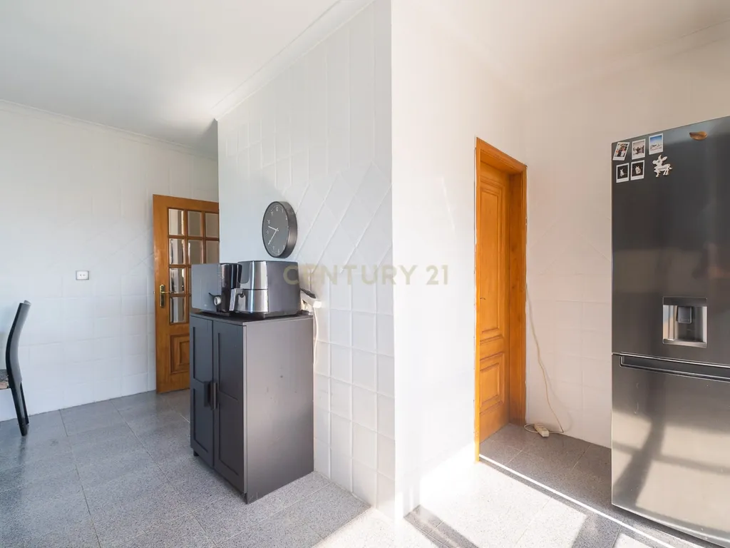 Exclusivo T2 com Vista Panorâmica de Excelência | Massamá Norte - Image 15