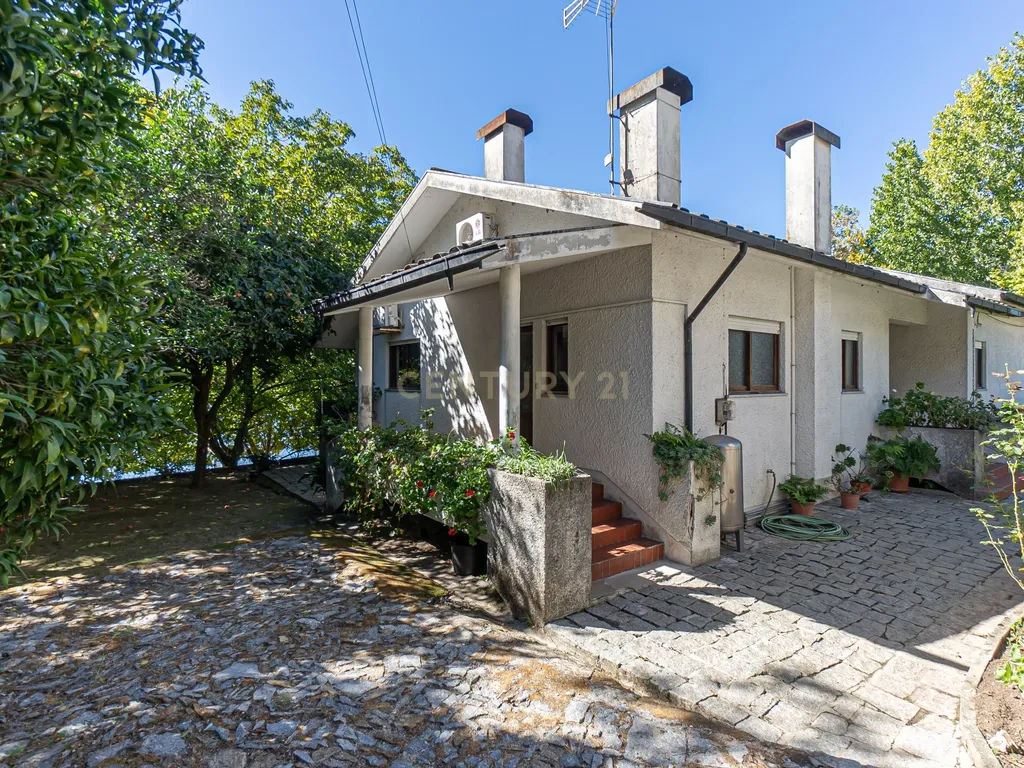 Moradia Térrea V3 na primeira linha dos Rios Douro e Tâmega com amplo jardim e garagem - Image 7