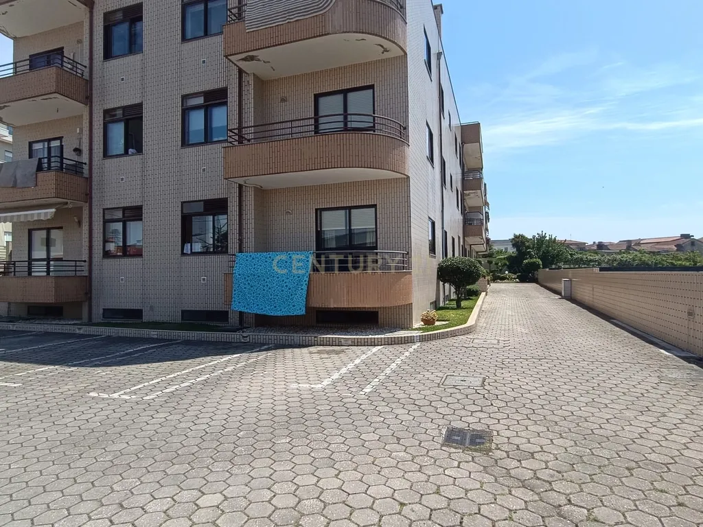 T2 com Terraço, Box, Condomínio Fechado no Centro de Arcozelo - Image 24