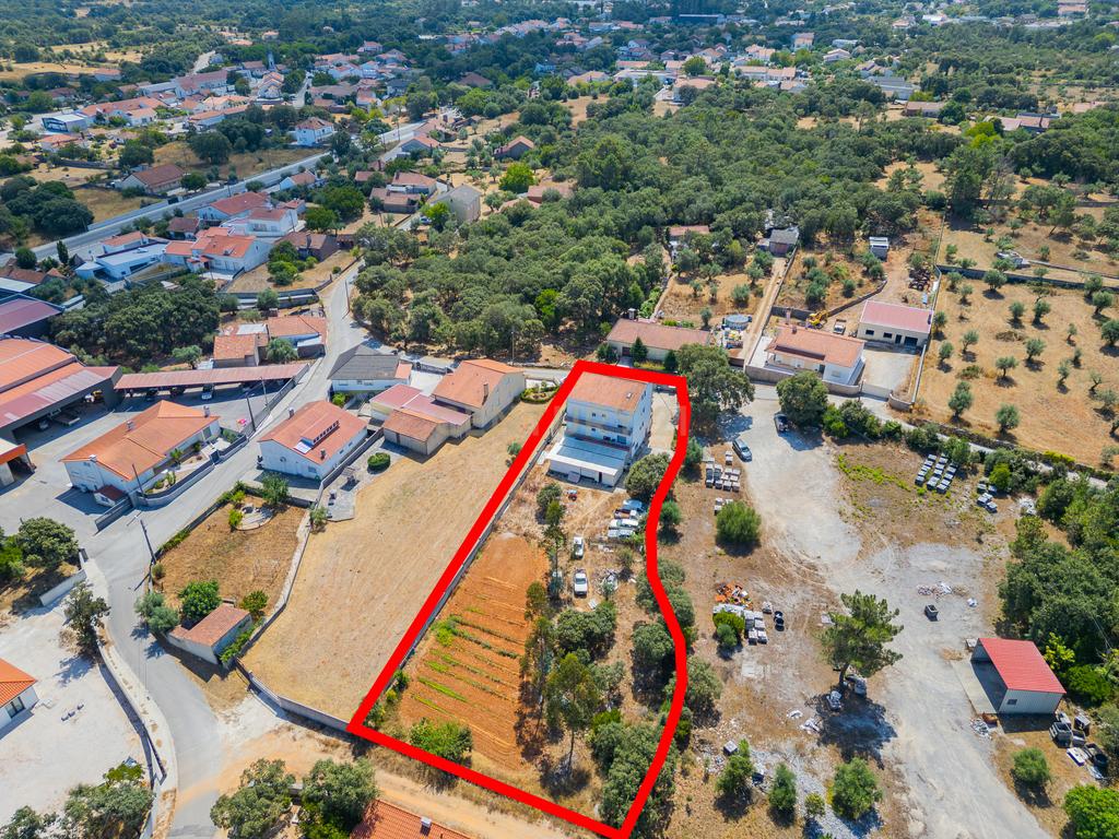 Moradia multifamiliar com rendimento imediato | 2.000 m² de terreno | A apenas 4,5 km de Fátima - Image 3