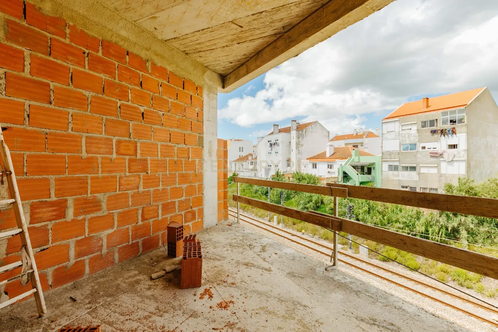 Moradia Unifamiliar de Tipologia T2 em Construção - Image 25