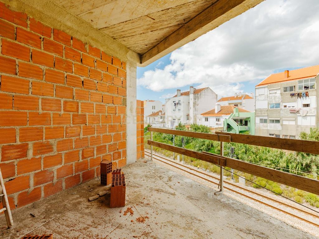 Moradia Unifamiliar de Tipologia T2 em Construção - Image 25