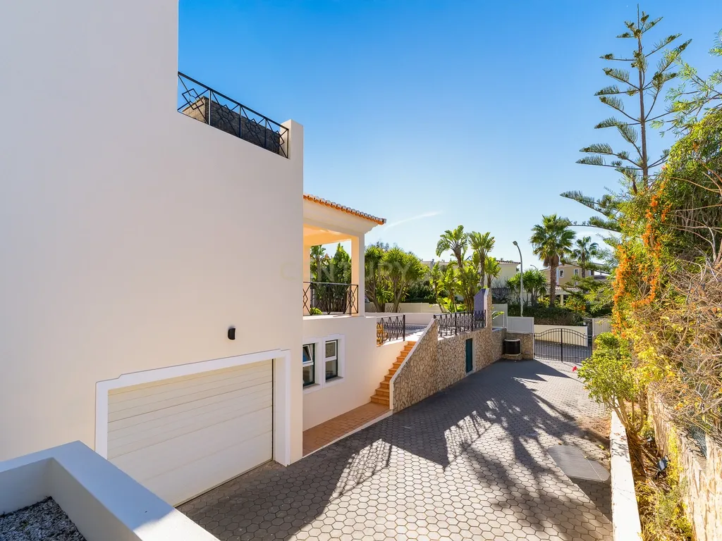 Moradia T4 em Ferragudo, próxima a praias, com Piscina aquecida, Bar e Lounge Exterior - Image 44