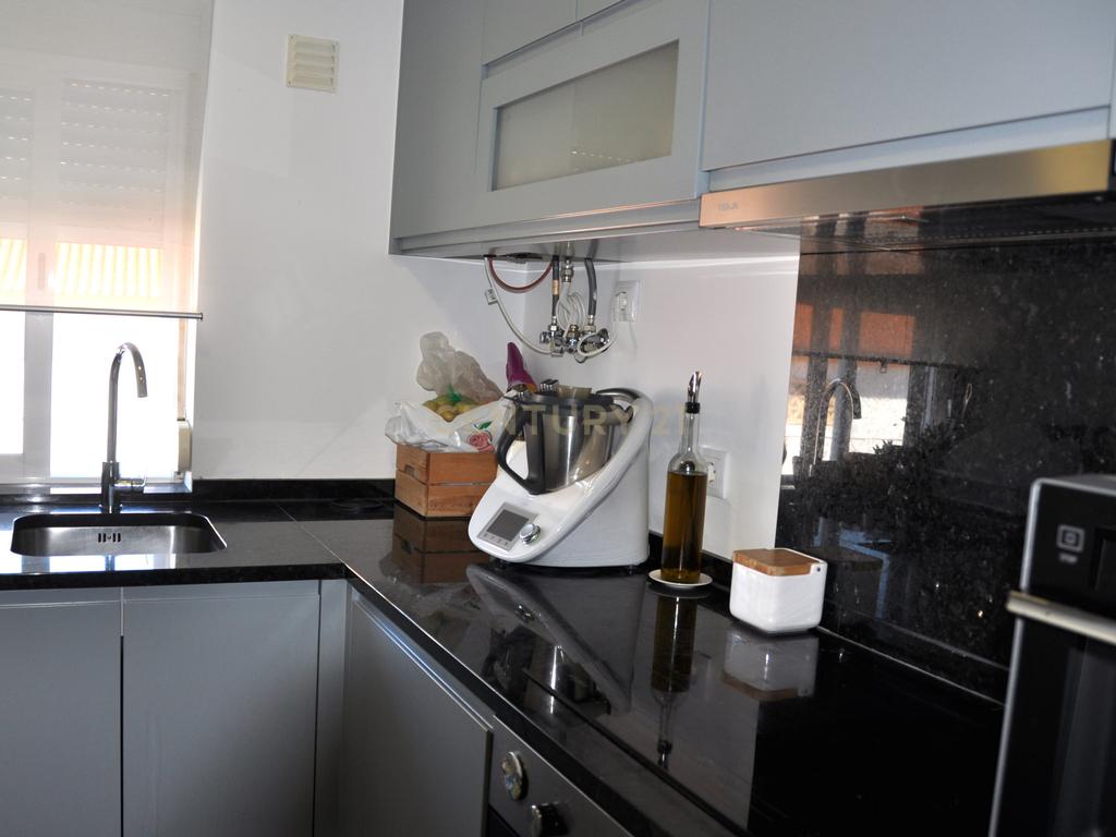 Apartamento T2 com arrecadação, renovado, no centro de Almada  - Image 10