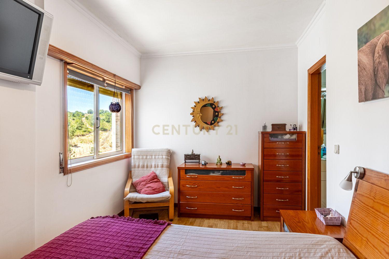 Fotografia 6 de Exclusivo T3+2 Duplex na Urbanização da Cavaleira | 205 m² de Área Total | Parqueamento