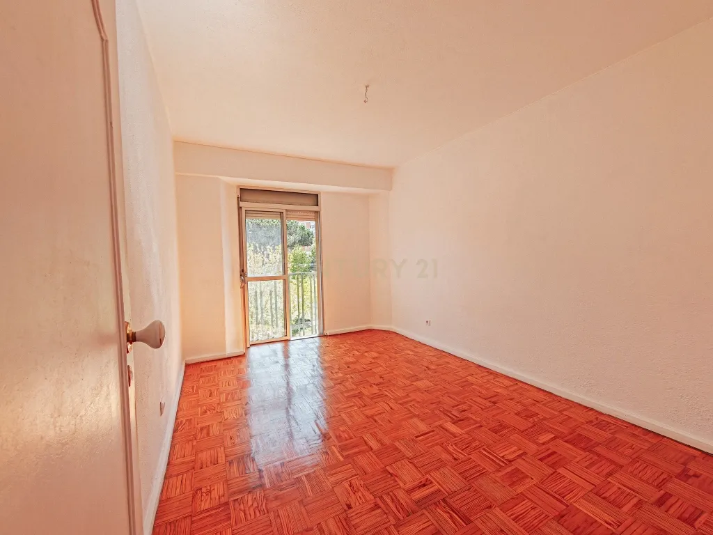 Excelente Oportunidade em Marvila: T3 Funcional com Elevador - Image 1