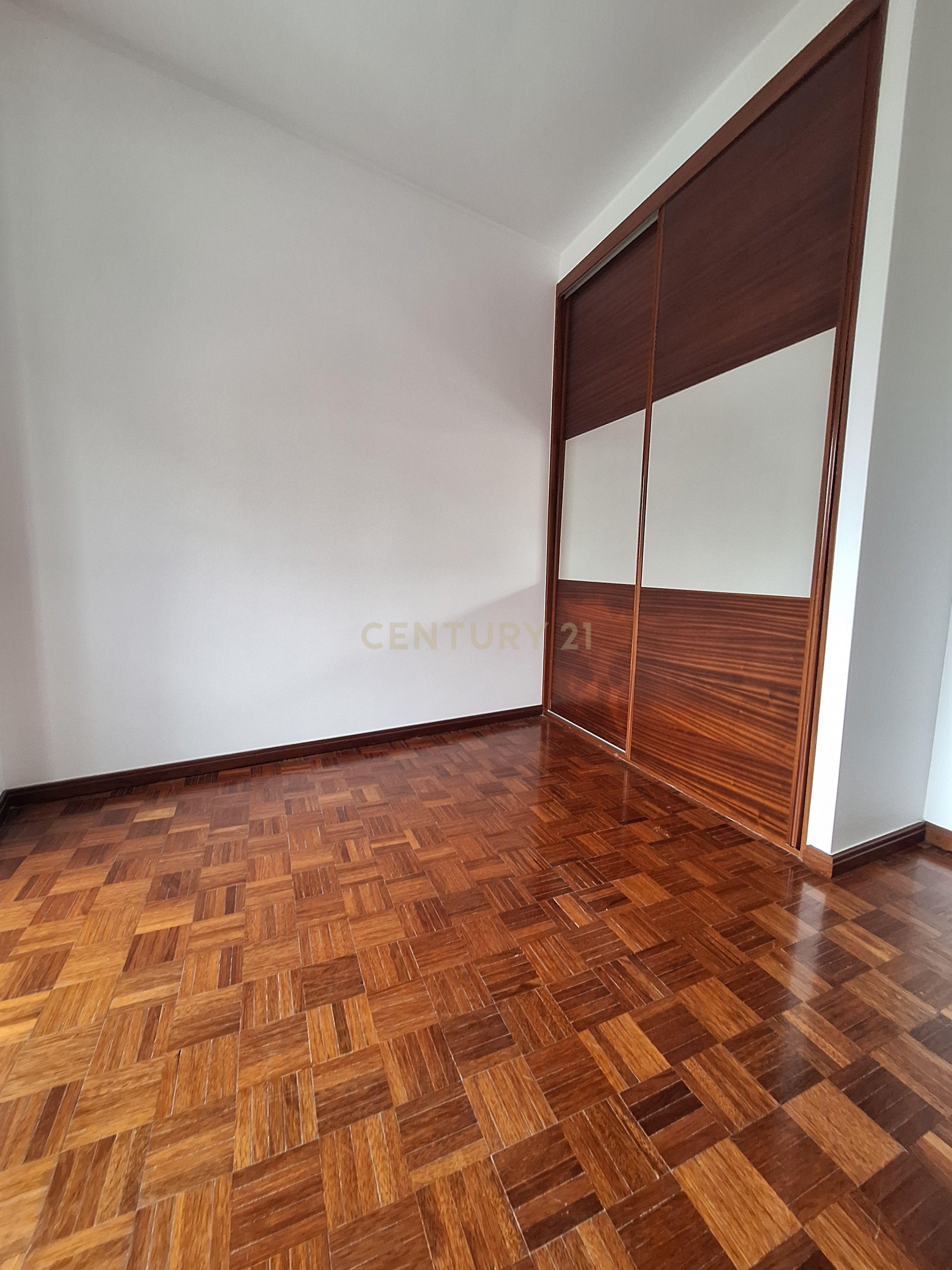 Fotografia 5 de Excelente Apartamento T1 com Varanda, Garagem e Arrumos na Rua de Costa Cabral, Porto