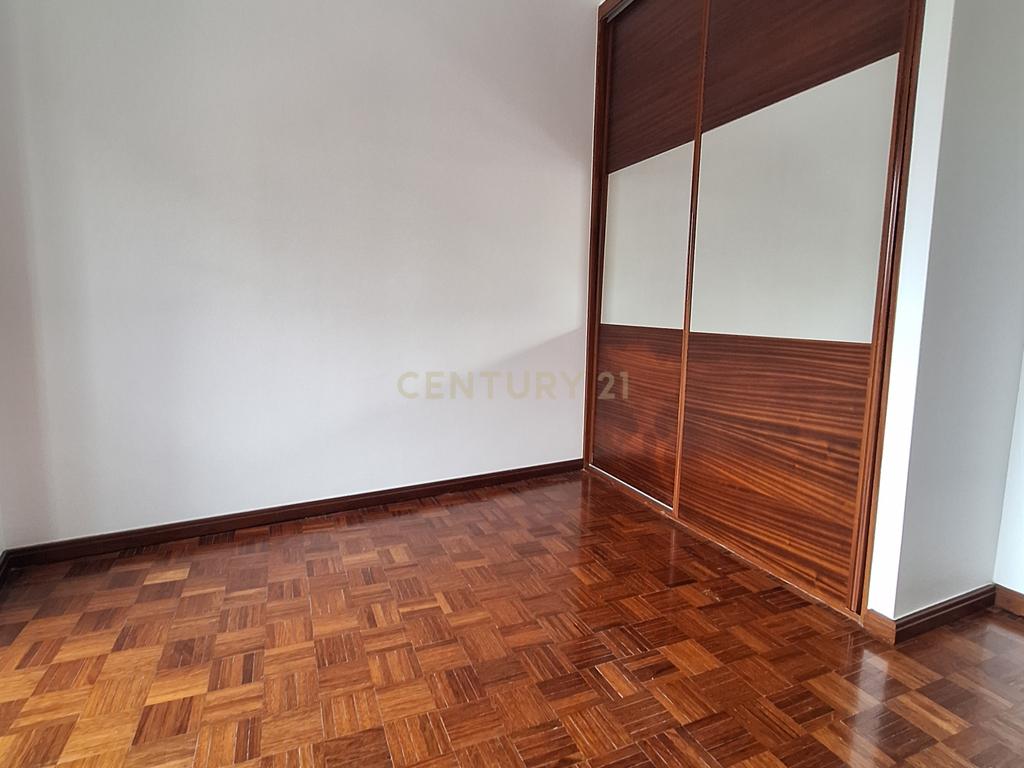 Excelente Apartamento T1 com Varanda, Garagem e Arrumos na Rua de Costa Cabral, Porto - Image 5