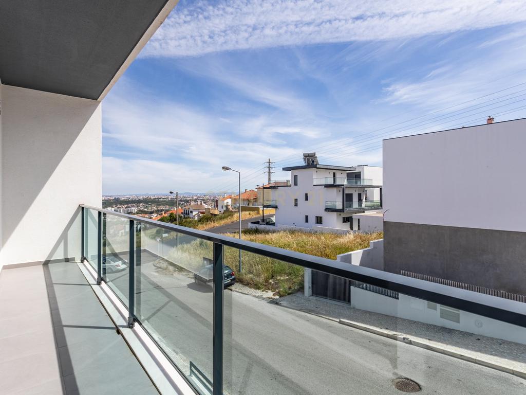 Luxuosa Moradia T5 em Odivelas com Vista Panorâmica - Image 20