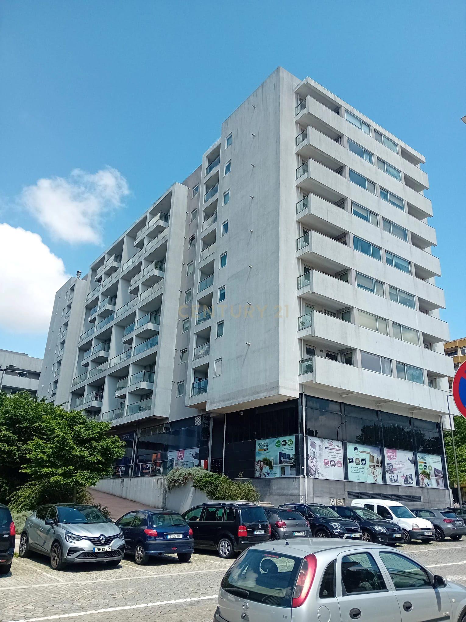 T1+1 mobilado e equipado no edifício Portas da Avenida, Porto - Image 1