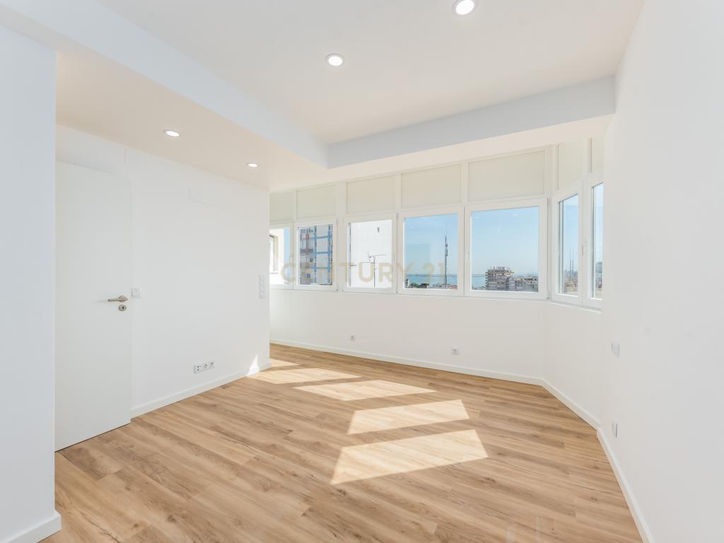 T2 Totalmente Remodelado com Terraço — Almada Centro. - Image 19