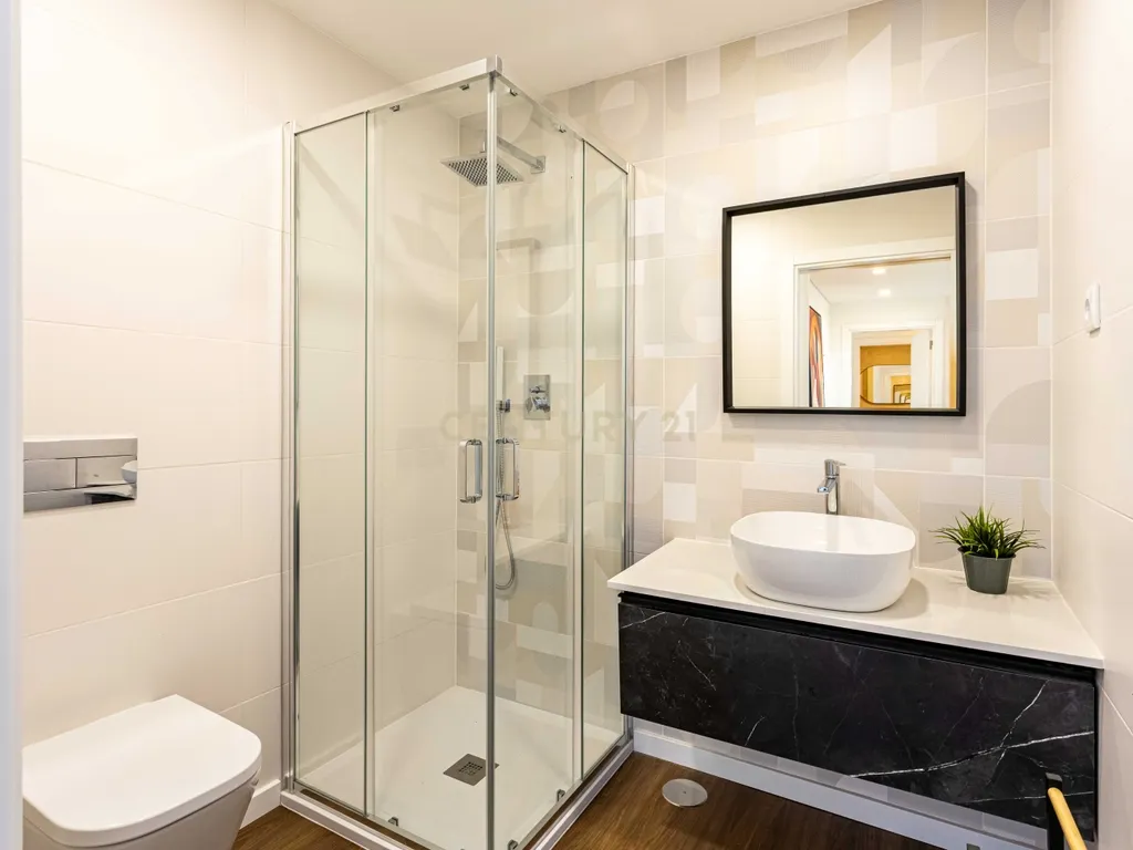 Moradia V4 isolada de arquitetura contemporânea com piscina, com vista para Serra da Arrábida - Image 11