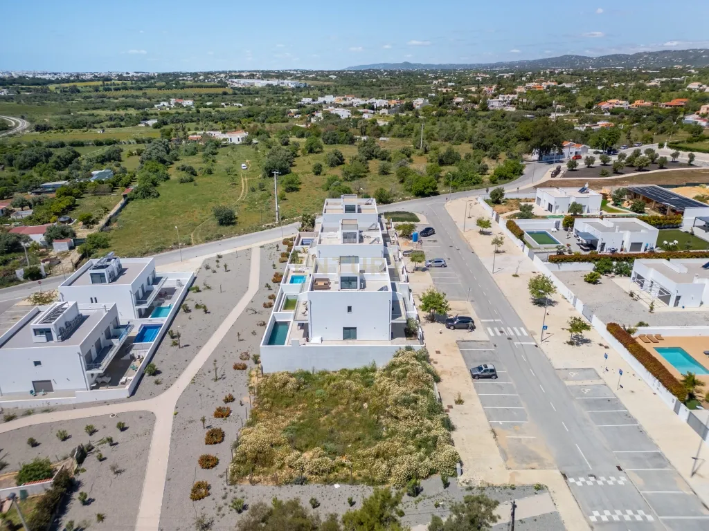 Lote de Terreno com Projeto Pré-aprovado para Moradia T3 com Piscina Privativa – Um Refúgio no Coração do Algarve, entre a Ria Formosa - Image 1