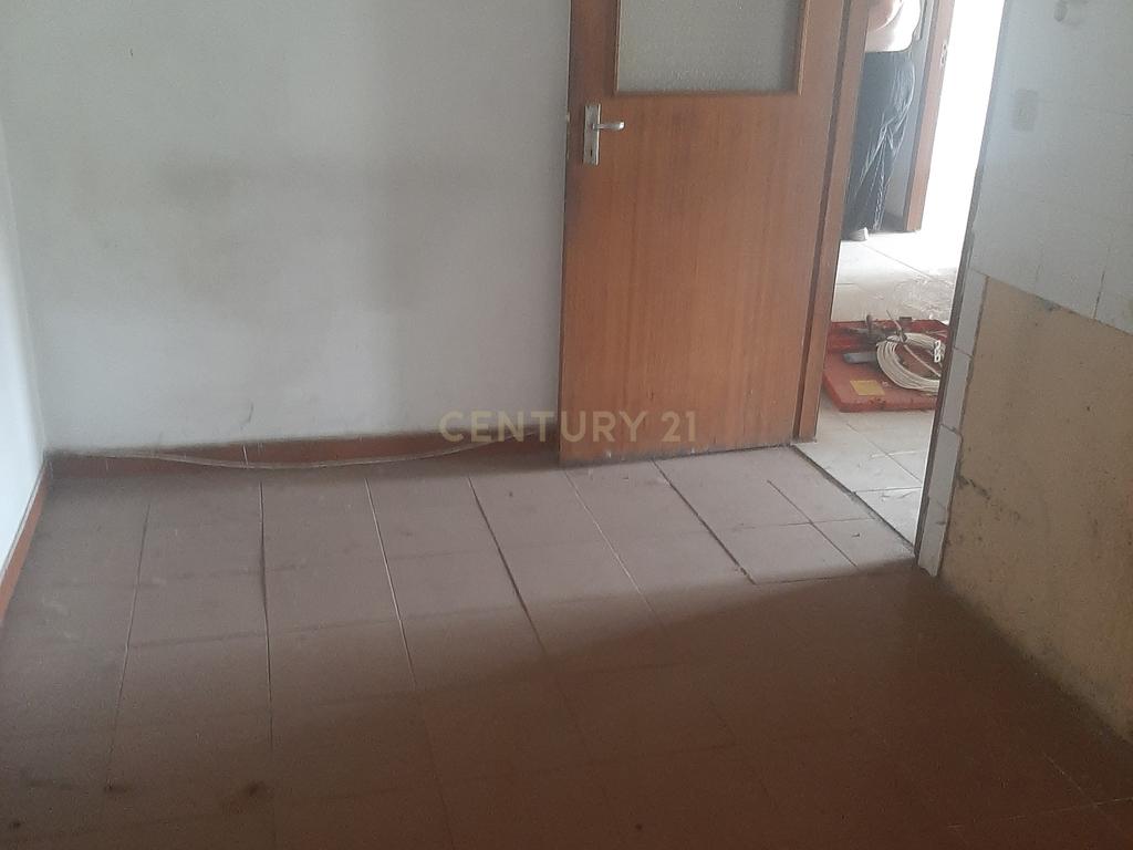 Andar de prédio com 6 divisões, 3 WC, com afetação a serviços / escritórios junto ao rio Douro - Image 9