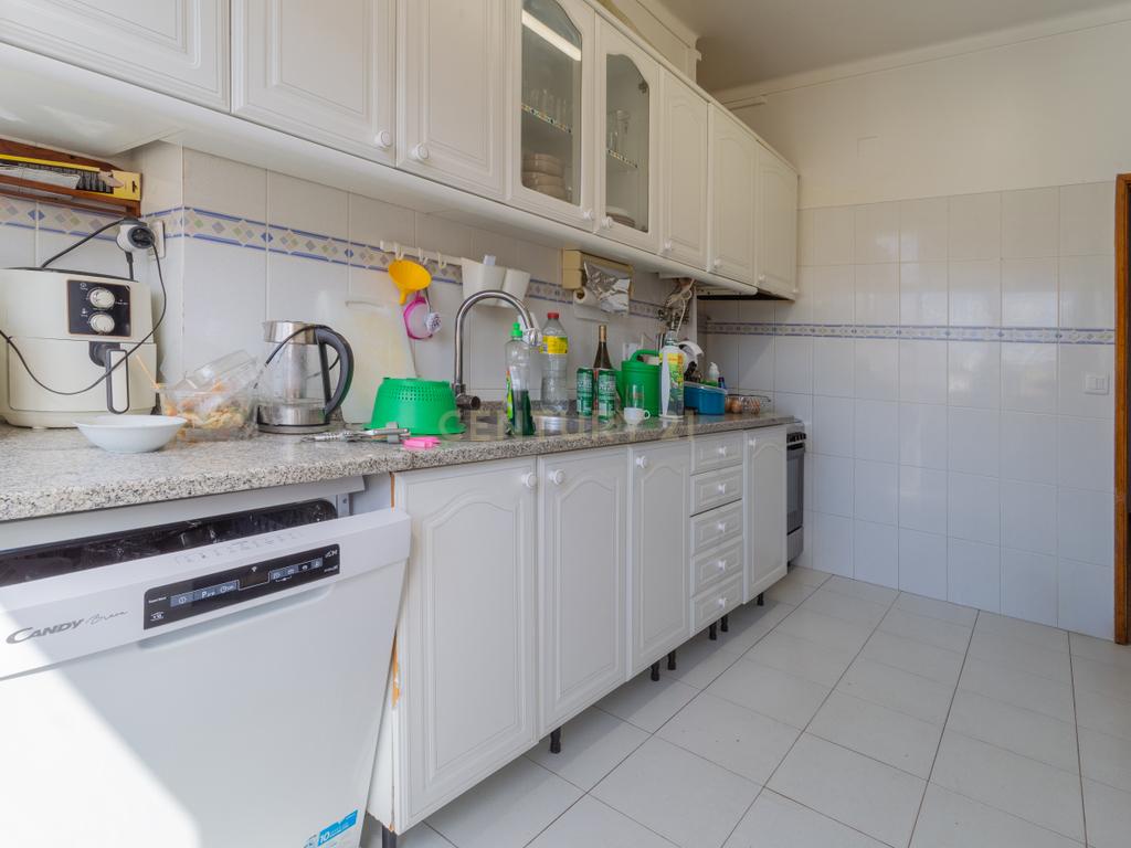 Apartamento T4 convertido em T3 - Centro do Barreiro - Image 9