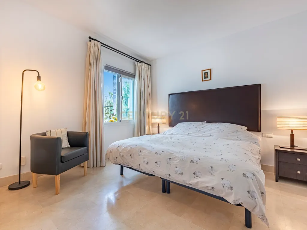 Encantador apartamento de 3 quartos no piso térreo elevado com vista para o mar e para o jardim – Nueva Andalucía. - Image 17