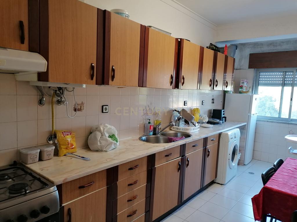 Apartamento T2 em Seixal com Elevador e Proximidade a Serviços - Image 1