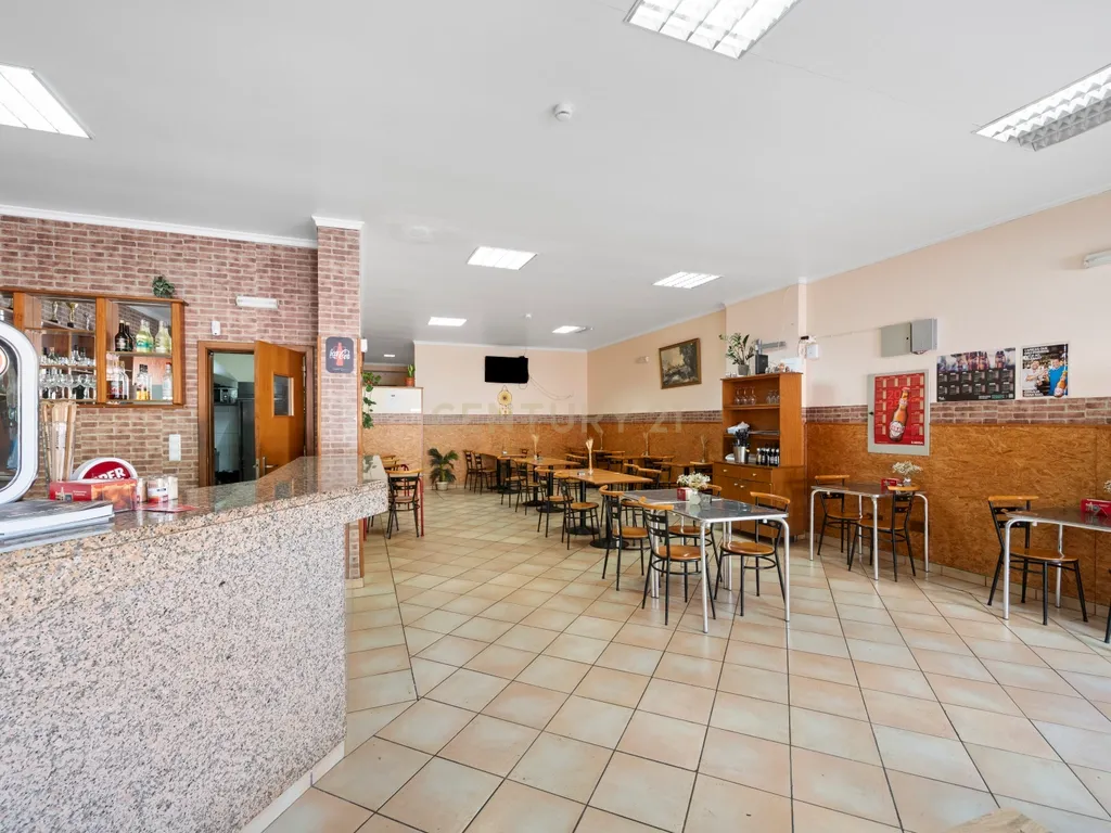 Venda de Espaço Comercial - Grande Potencial de Investimento no Centro da Calheta - Image 1