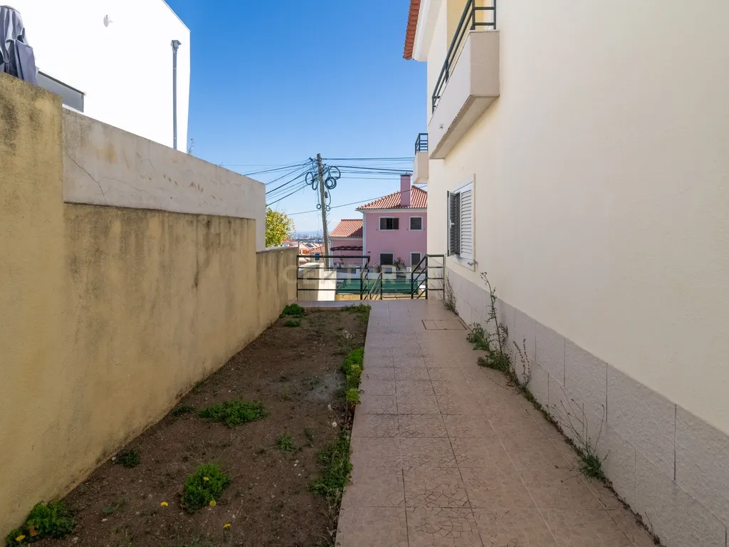 Moradia T4+1 | 368 m² | Garagem para 4 Viaturas | Casal do Bispo, Famões - Image 45