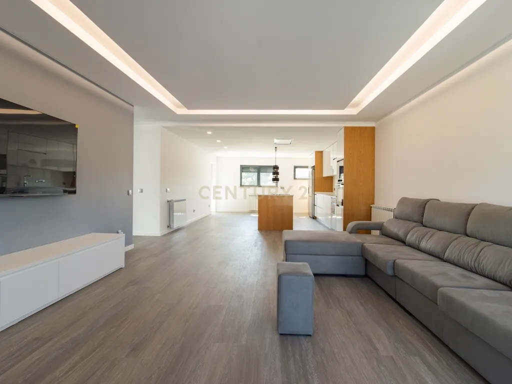Propriedade Totalmente Renovada com Armazém/Garagem de Grande Dimensão e Piscina em Monte Real - Image 13