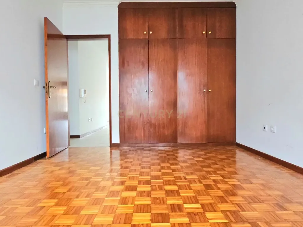 T2 Exclusivo no Centro de Esposende | Terraço Privado com Vista Mar | Garagem Fechada - Image 11
