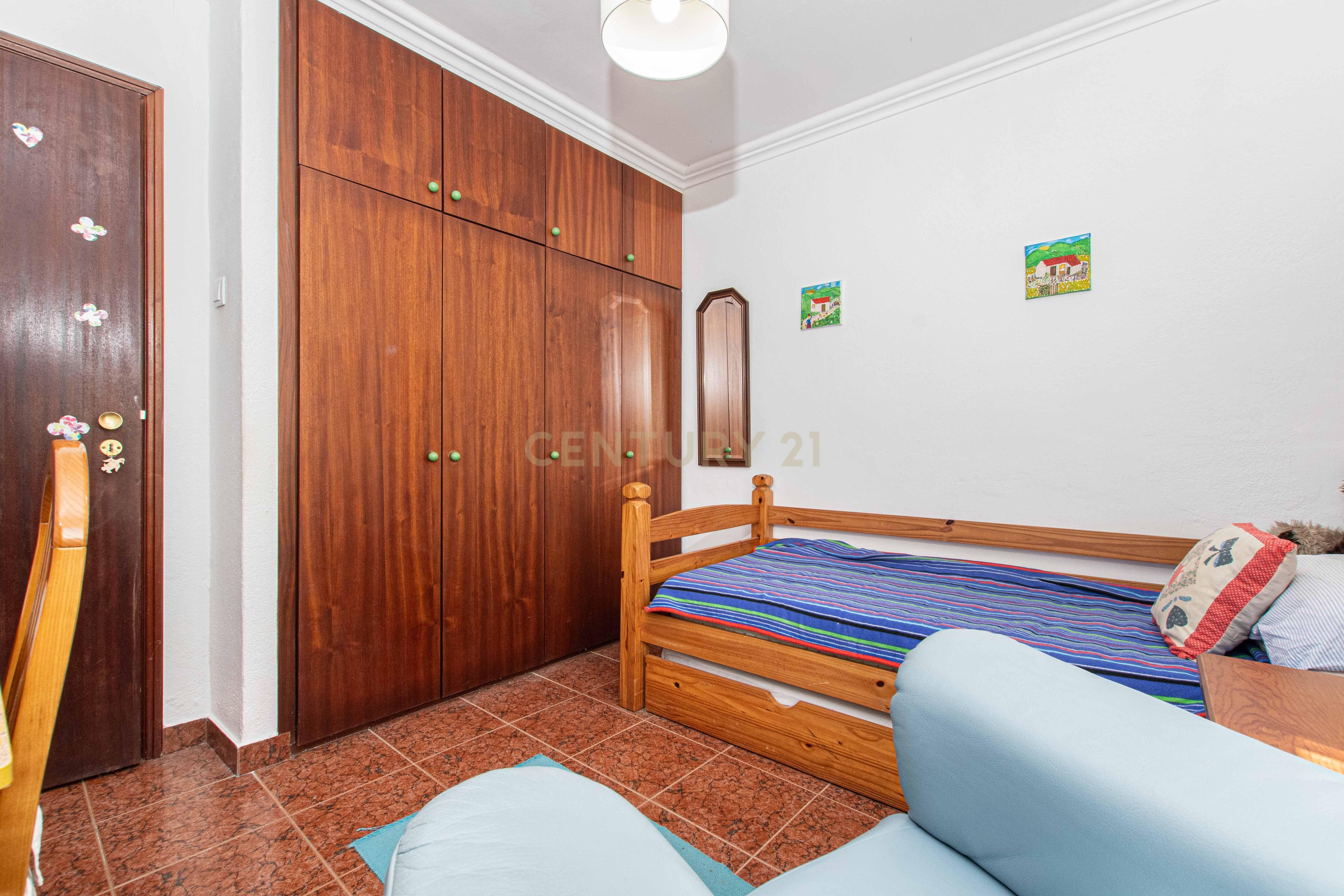 Fotografia 5 de Moradia T2, num terreno com 299m2, em Caneças - Odivelas