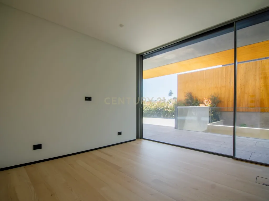 Moradia Nova com 4 quartos dentro de um condomínio fechado em Cascais, a apenas 5 minutos das praias de Cascais! - Image 37