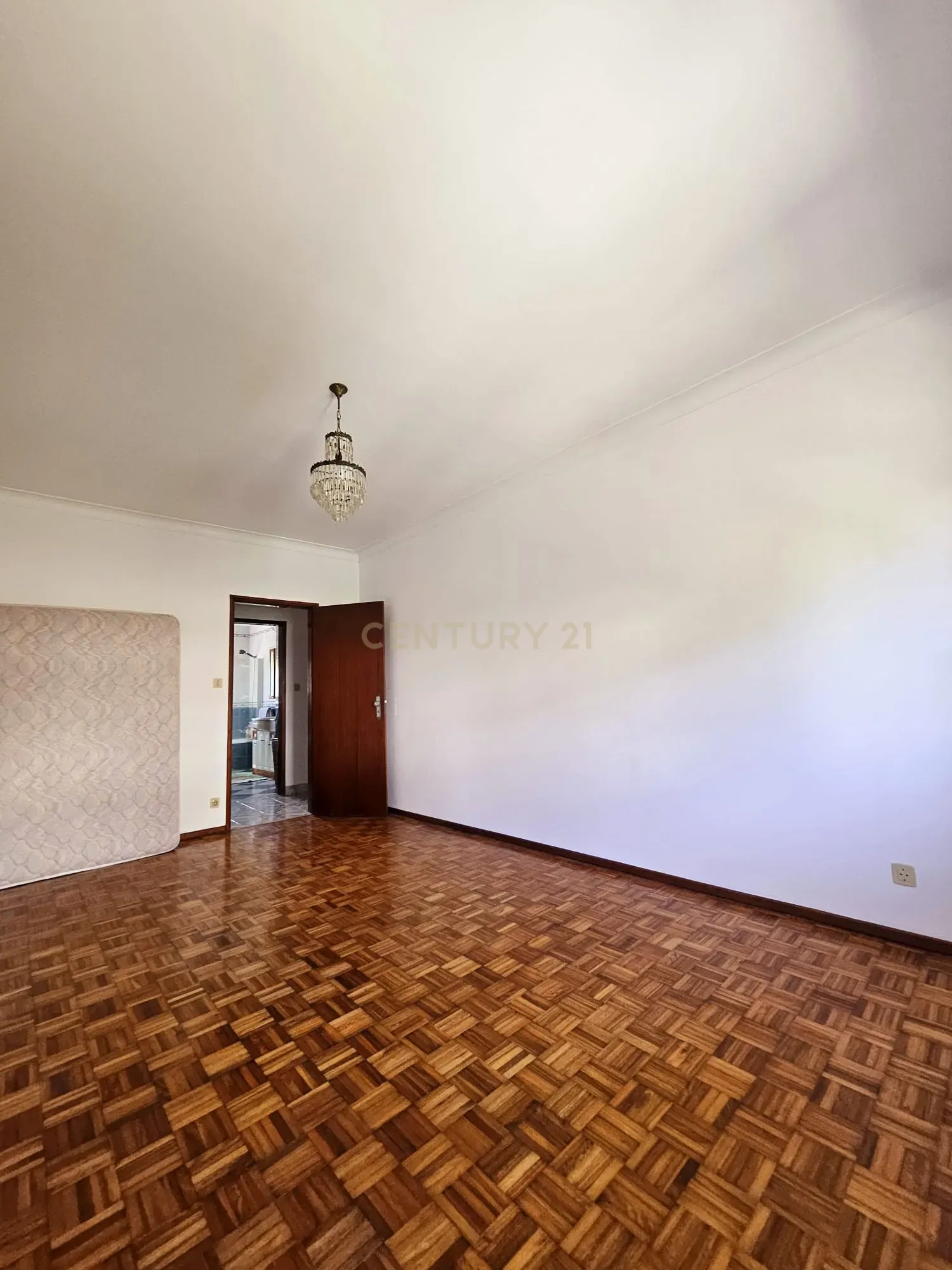 Moradia Unifamiliar T4 com Vista Desafogada e Grande Lote de Terreno na Quinta da Condessa - Image 37