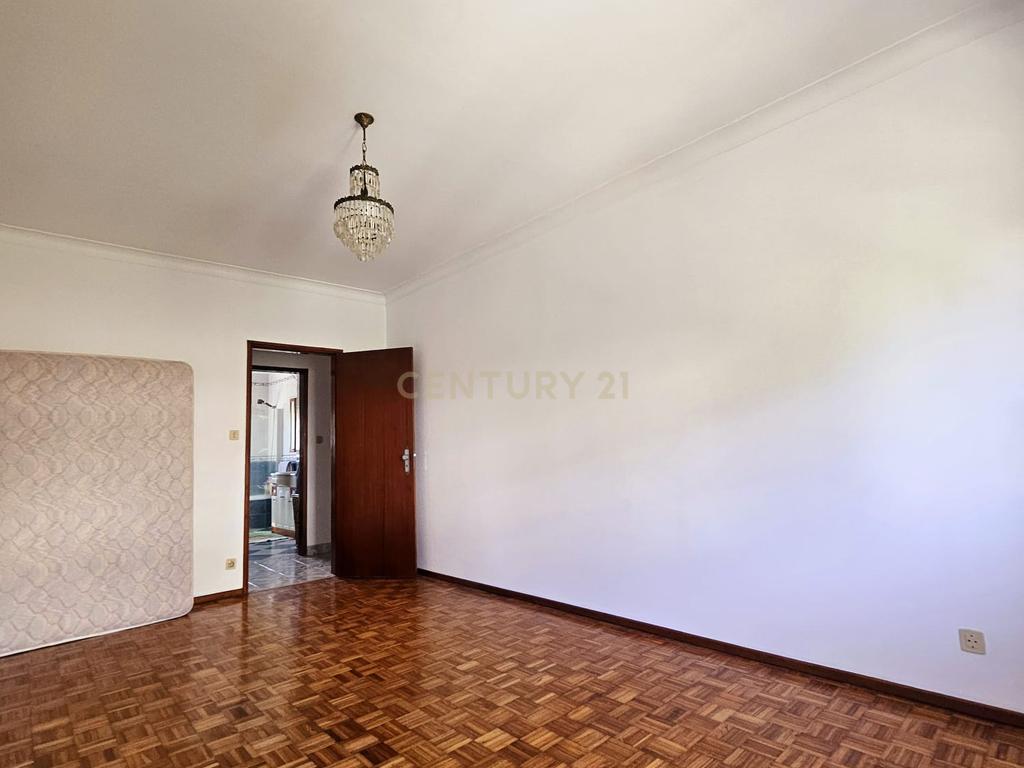 Moradia Unifamiliar T4 com Vista Desafogada e Grande Lote de Terreno na Quinta da Condessa - Image 37