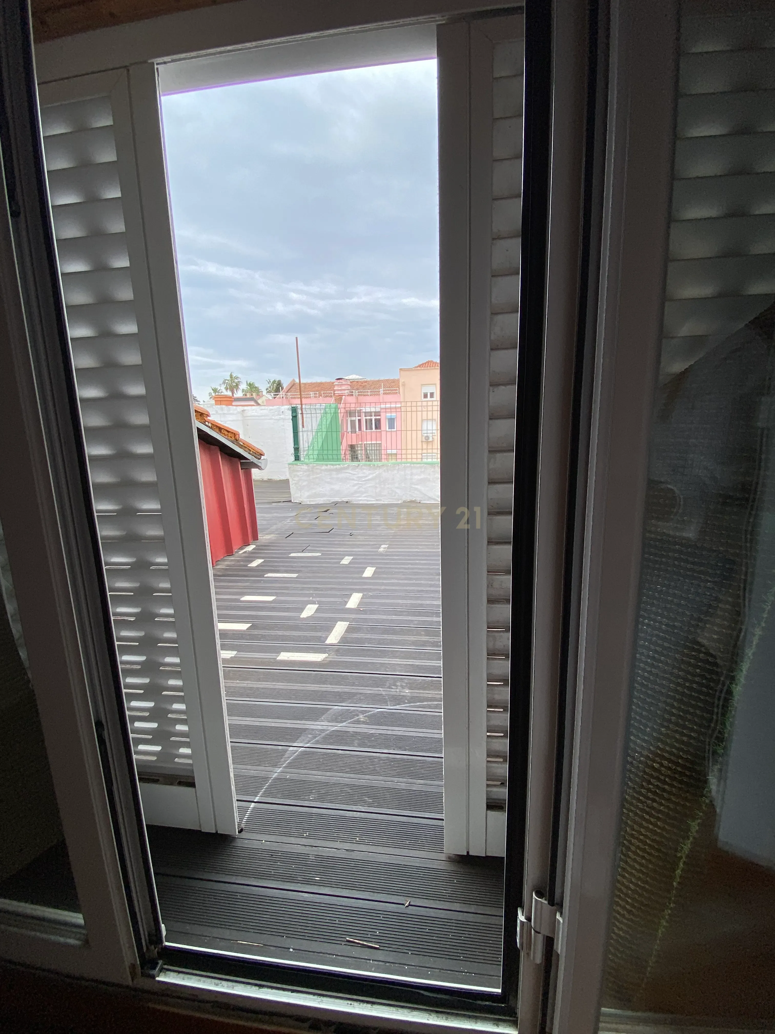 T3 com Sótão Remodelado e Terraço – Alcântara - Image 23