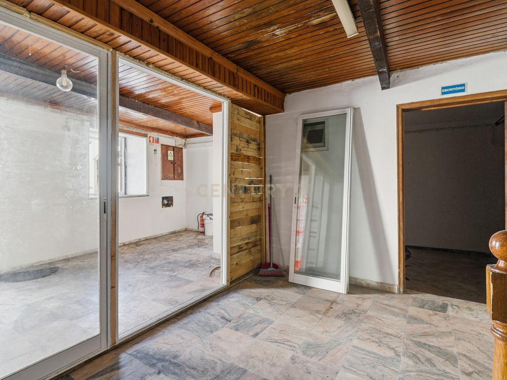 Imóvel comercial no centro da Merceana concelho de Alenquer, composto por dois pisos de 160 m² cada - Image 6