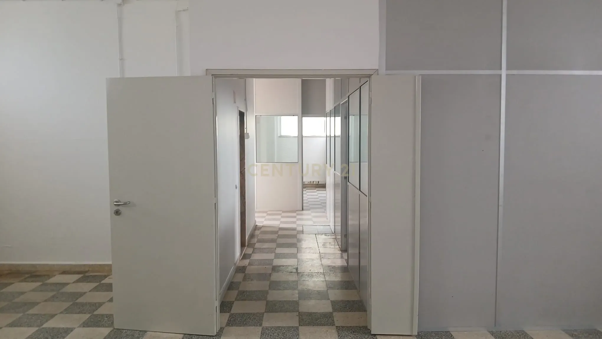 Fotografia 2 de Oportunidade Única: Loja/Escritório Versátil na Póvoa de Santo Adrião, com uma área de 140m2