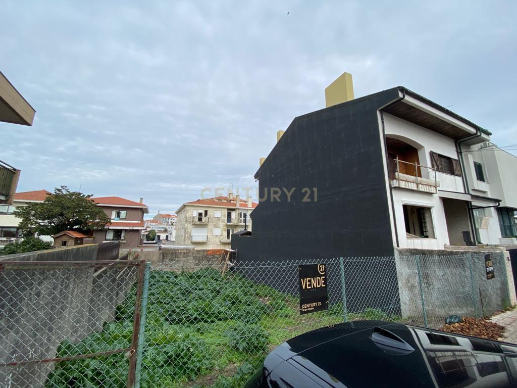 Terreno para construção de moradia de 3 frentes à Liga Portuguesa de futebol. - Image 6
