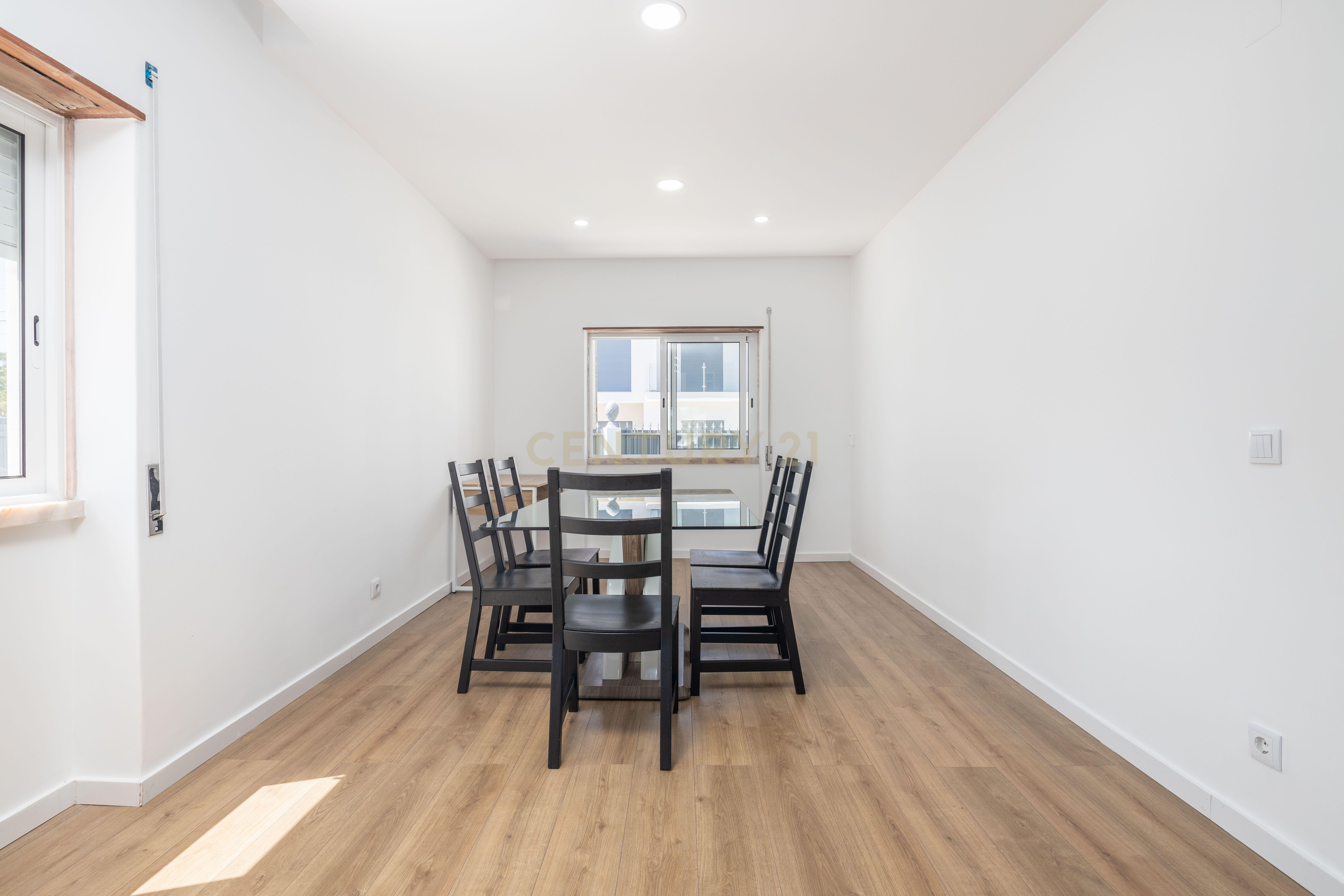 Fotografia 10 de Moradia T4 com Anexo | Garagem Independente | 221 m² de Construção | 10 minutos da praia | Quintinhas | Charneca de Caparica